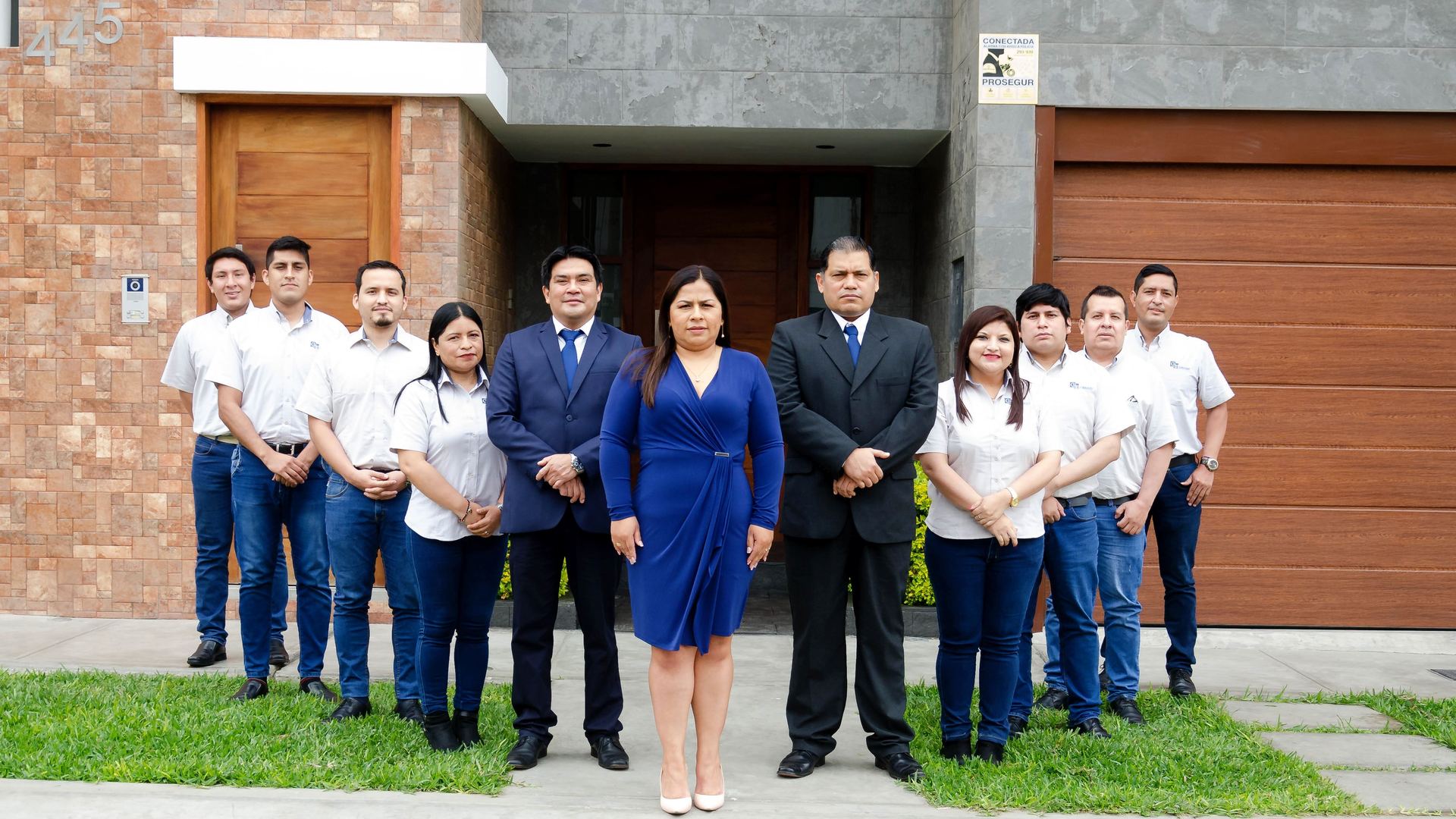 Equipo de G&T Asesores frente a la oficina principal